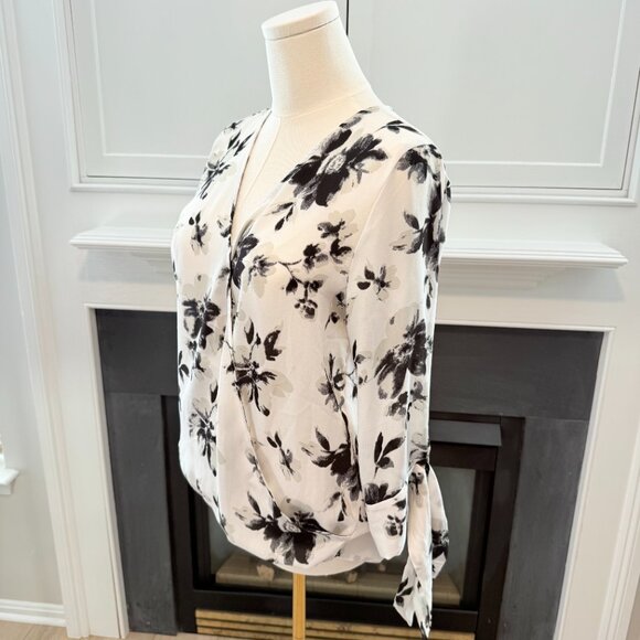 West Kei Floral Surplice Wrap Blouse 🖤🤍 – Size Medium ✨ - Picture 3 of 13